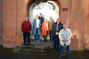 05.04.2023:Die Mitglieder des Vorstand vor dem Eingangsportal der alten Schule