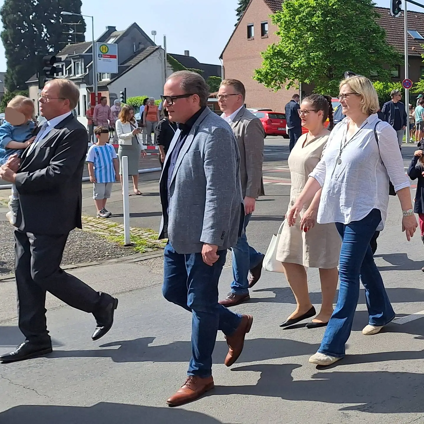 Foto mit Marc Blondin, Timo Kühn, Ulrich Lohmar und Nicola Theißen Fahron auf dem Weg vom Maibaumsetzen zurück zum Alten Schulhof in Gellep-Stratum