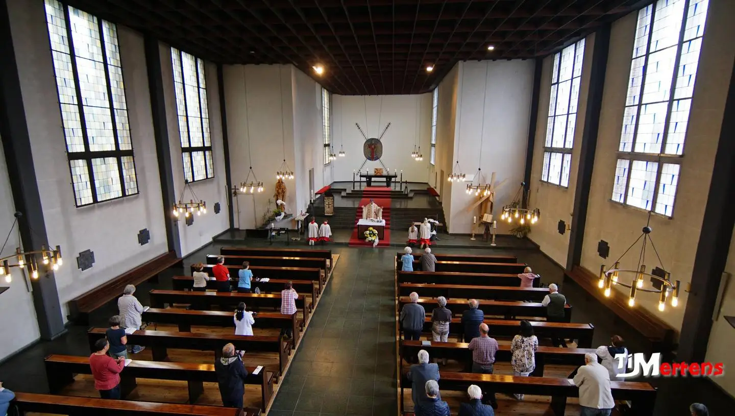 Blick von der Orgelbühne auf das Kirchenschiff