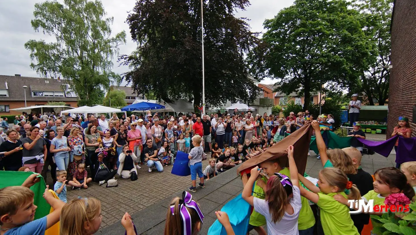 Aufführung der Kinder, ein großes Publikum schaut zu