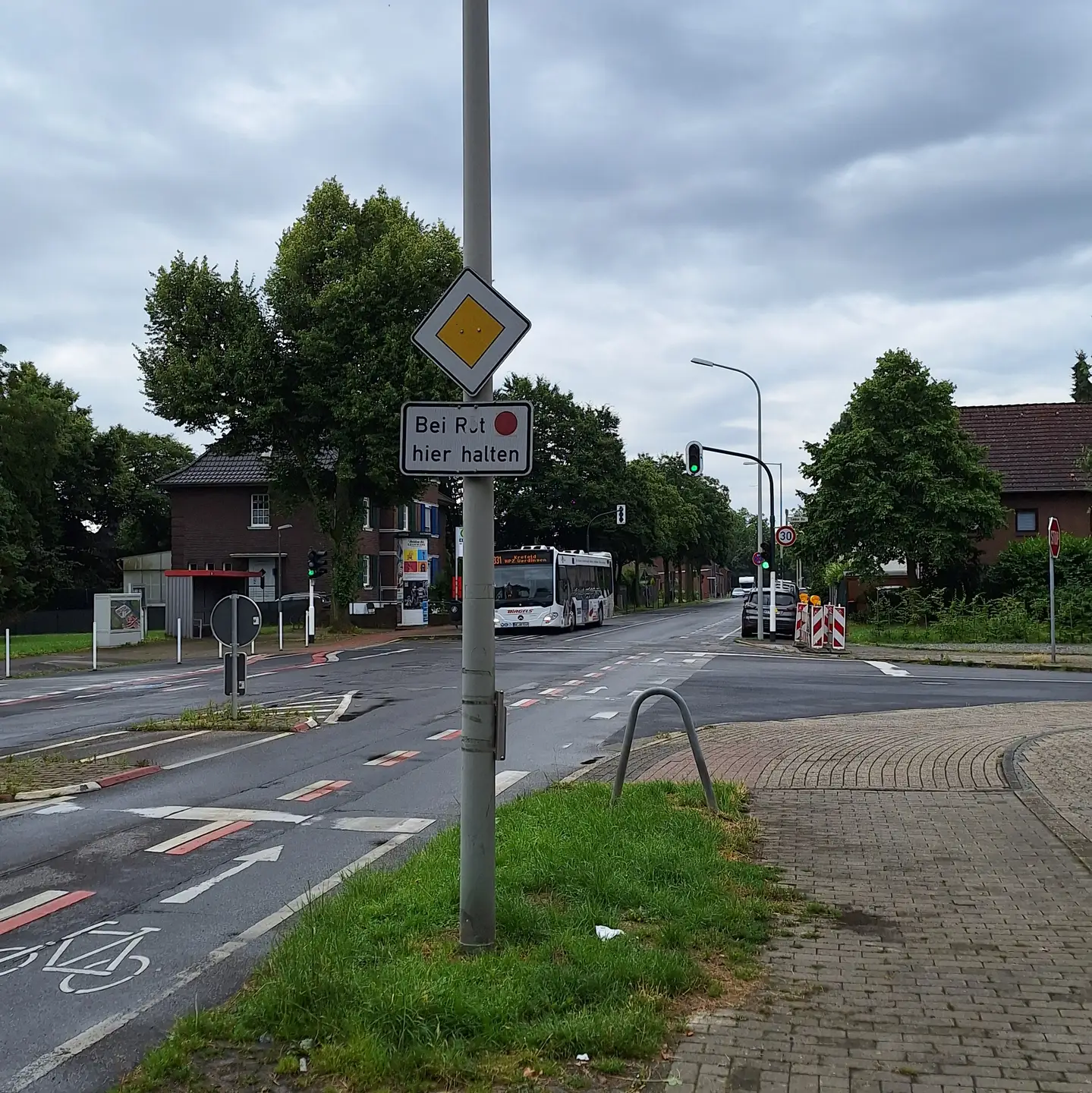 Bild von der Kreuzung Düsseldorfer/Legion/Lanker Straße mit dem Schild zum Hinweis der Haltelinie VOR der Kreuzung