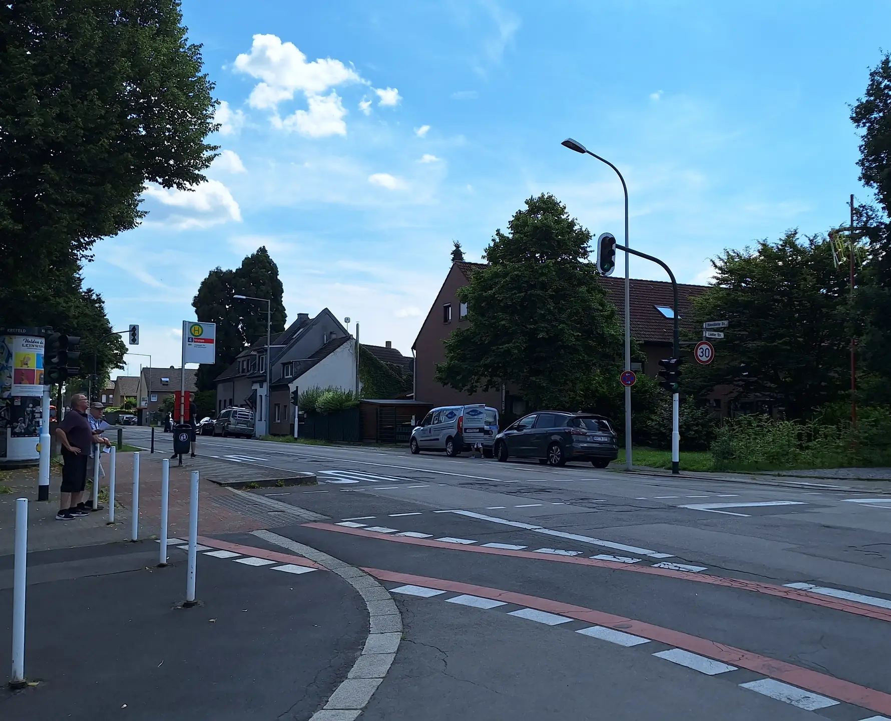 Blick von der Legionstraße auf die Düsseldorfer => Bushaltestelle / Fussgängerampel