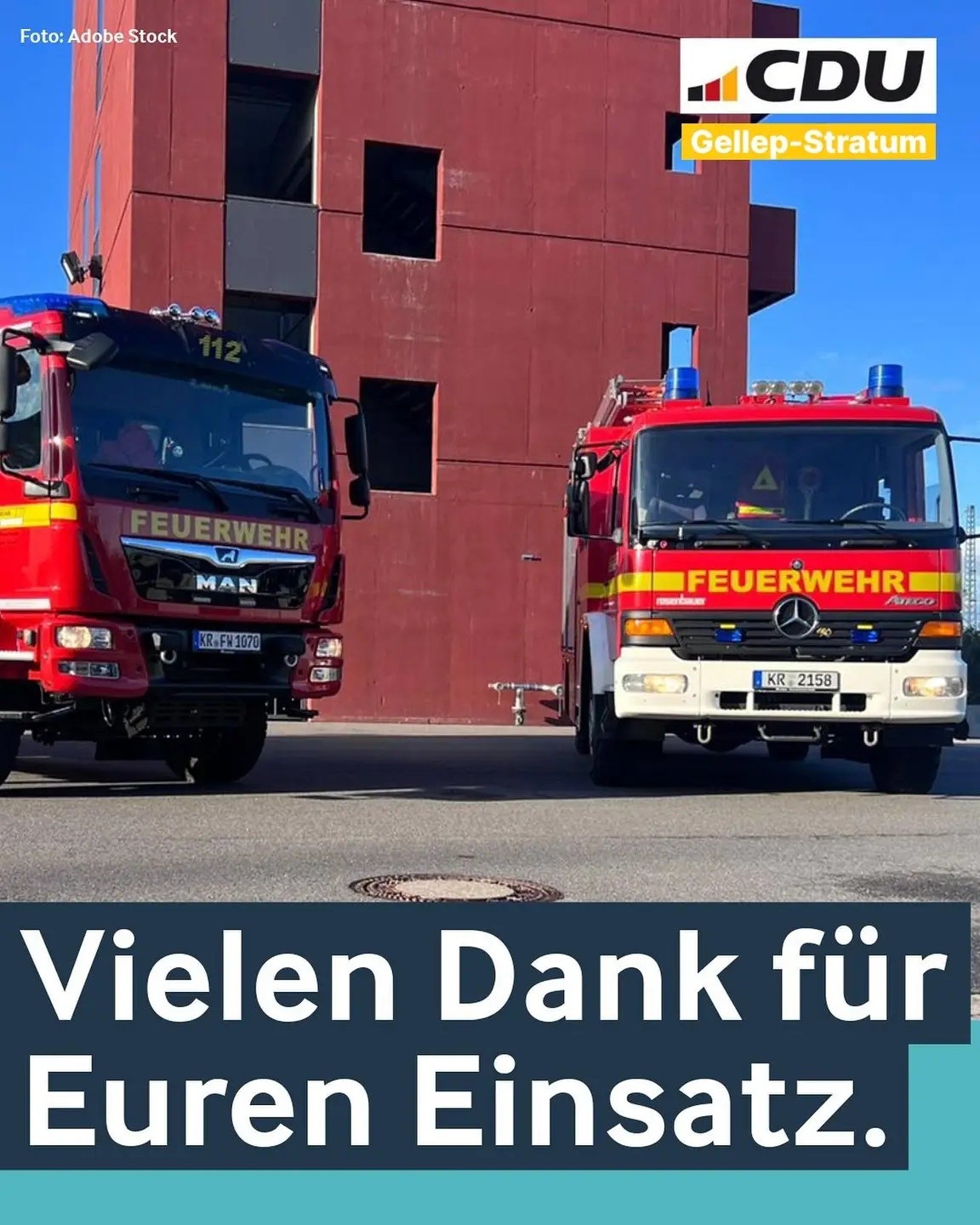 Bild von der Feuerwache Krefeld und 2 Feuerwehrfahrzeugen. Unten Text -Vielen Dank für Euren Einsatz-, oben rechts Logo CDU Gellep-Stratum