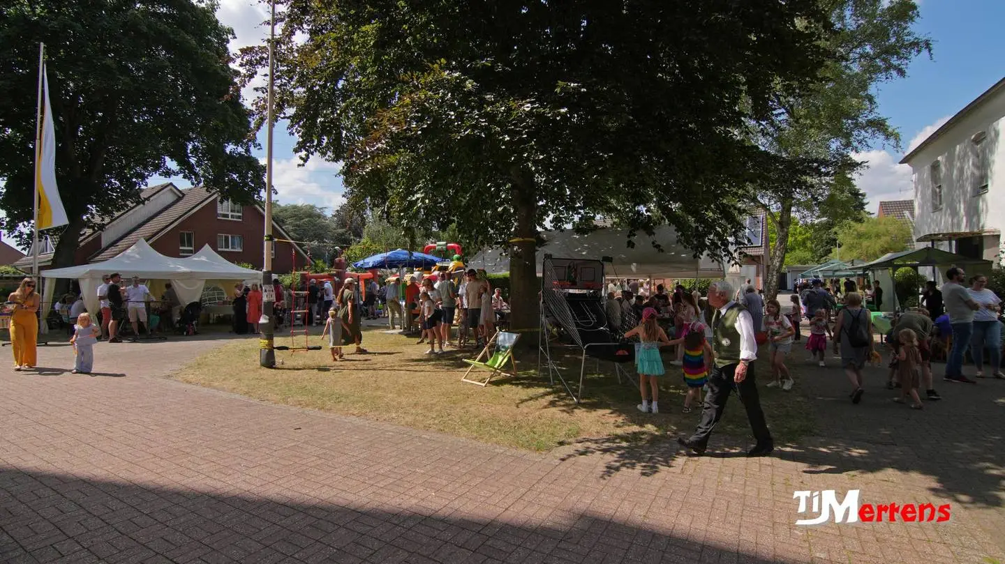 11.07.2025: Nachlese vom 29. Juni Kirchweihfest St. Andreas 2025 Eröffnungsrede von Tim Mertens auf den Stufen der Kirche, im Hintrgrund das Pfarrorchester