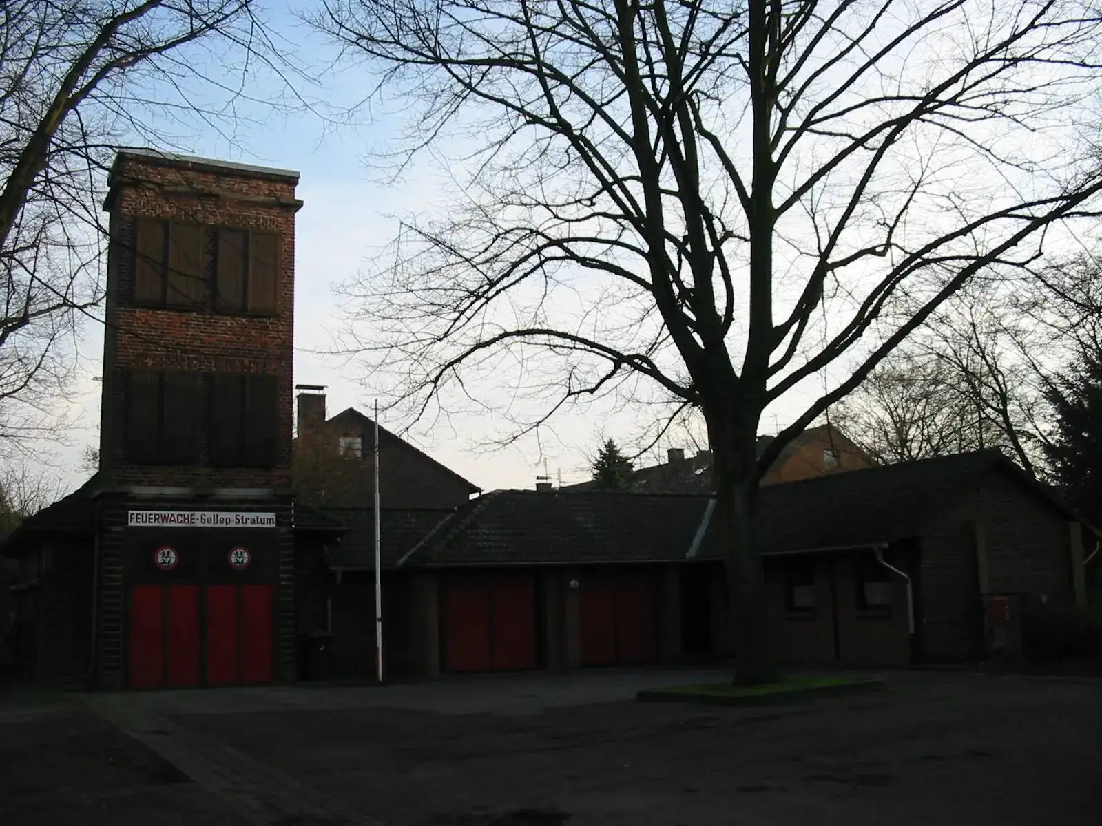 Außenansicht der Feuerwache mit Garagen, Schlauchturm und Sozialräume