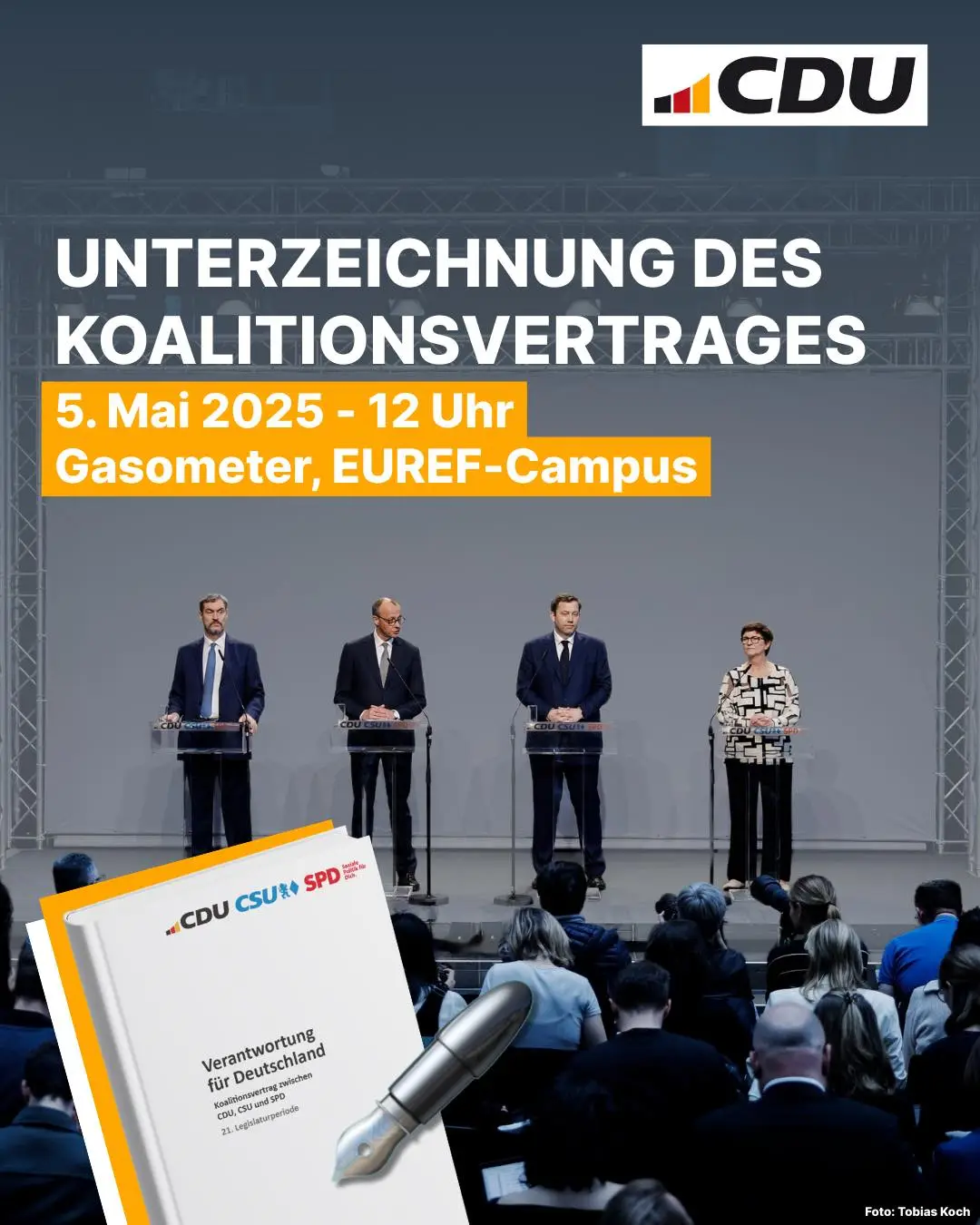 Hintergrund eine Aufnahme bei Pressekonferenz,
 mit den Vorsitzenden der 3 Parteien CDU,
 CSU,
 SPD,
 Text: Unterzeichnung des Koalitionsvertrages,
 5. Mai 2025 - 12 Uhr,
 Gasometer,
 EUREF-Camous,
 unten eine Abbildung des Koalitionsvertrages