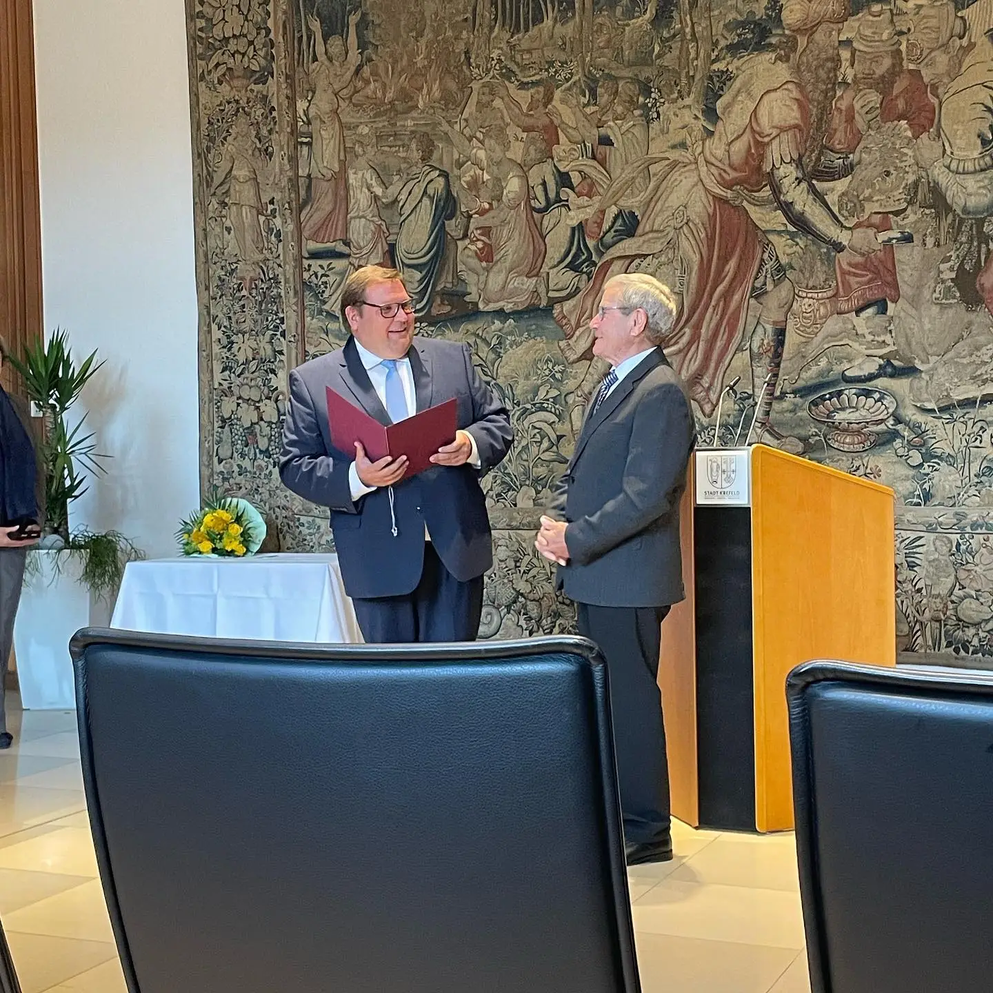 Der Empfänger des Stadtsiegel hans Kreutz,
 mit dem Oberbürgermeister Frank Meyer bei der Übergabe der Urkunde