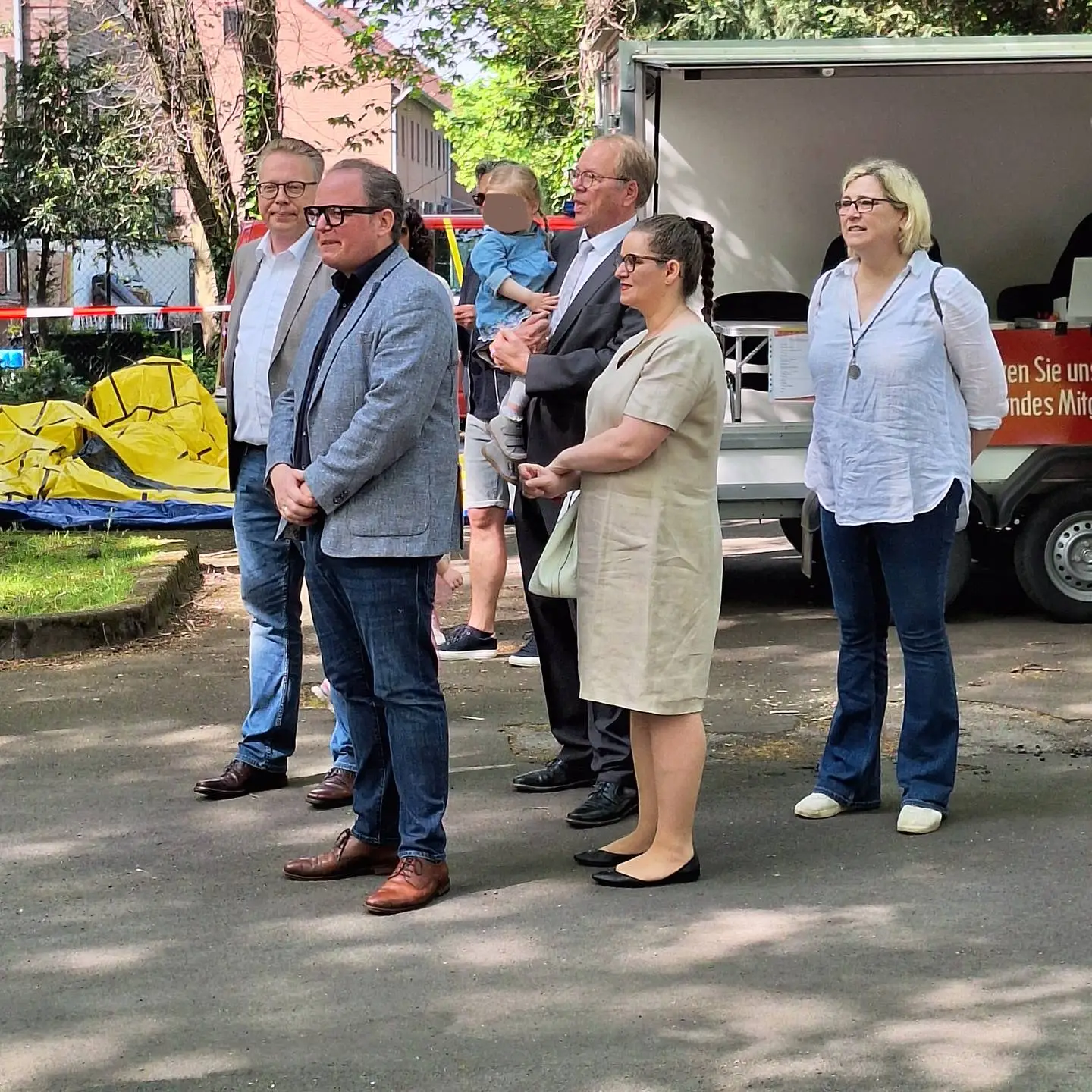 Foto mit Marc Blondin,
 Timo Kühn,
 Ulrich Lohmar und Nicola Theißen Fahron auf dem alten Schulhof in Gellep-Stratum