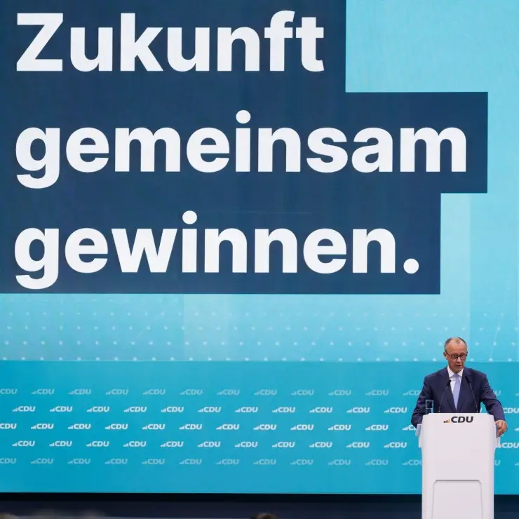 Bild der Bühne des Bundesparteitag,
 oben steht: Zukunft gemeinsam gewinnen,
 darunter am Rednerpult Friedrich Merz