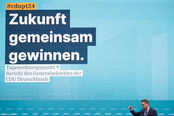Bühne des BPT24,
 Text: #cdupt24,
 Zukunft gemeinsam gewinnen,
 Tagesordnungspunkt 9 Bericht des Generalsekretärs der CDU Deutschland