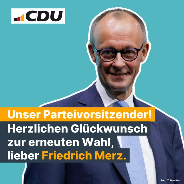 Türkisfarbener Hintergrund,
 obekn links CDU-Logo,
 Bild mit Friedrich Merz,
 Text: Unser Parteivorsitzender! Herzlichen Glückwunsch zur erneuten Wahl,
 lieber Frieidrich Merz