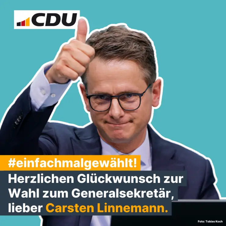 Türkisfarbener Hintergrund,
 obekn links CDU-Logo,
 Bild mit Dr. Carsten Linnemann,
 Text: #einfachmalgewählt! Herzlichen Glückwunsch zur Wahl zum Generalsekretär,
 lieber Carsten Linnemann