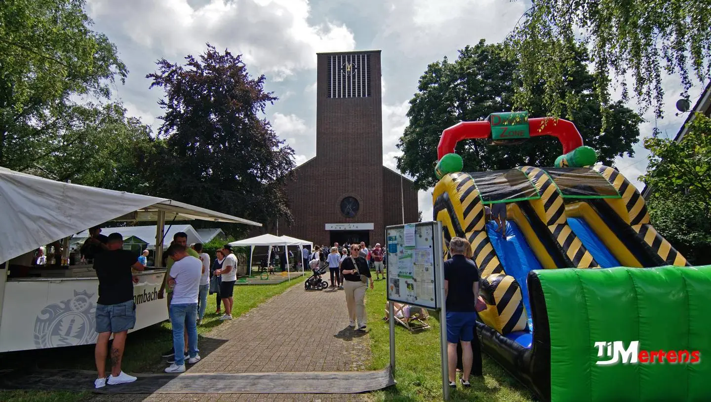 Blick auf die Kirche, auf dem Vorplatz findet das Kirchweihfest mit Spiel und Spaß statt