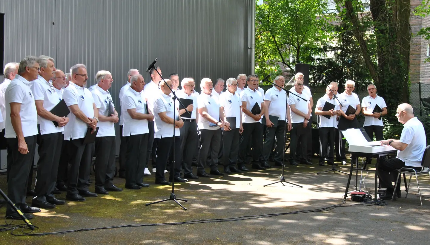 Der MGV auf dem Schulhof,
 vor der Halle der Feuerwehr