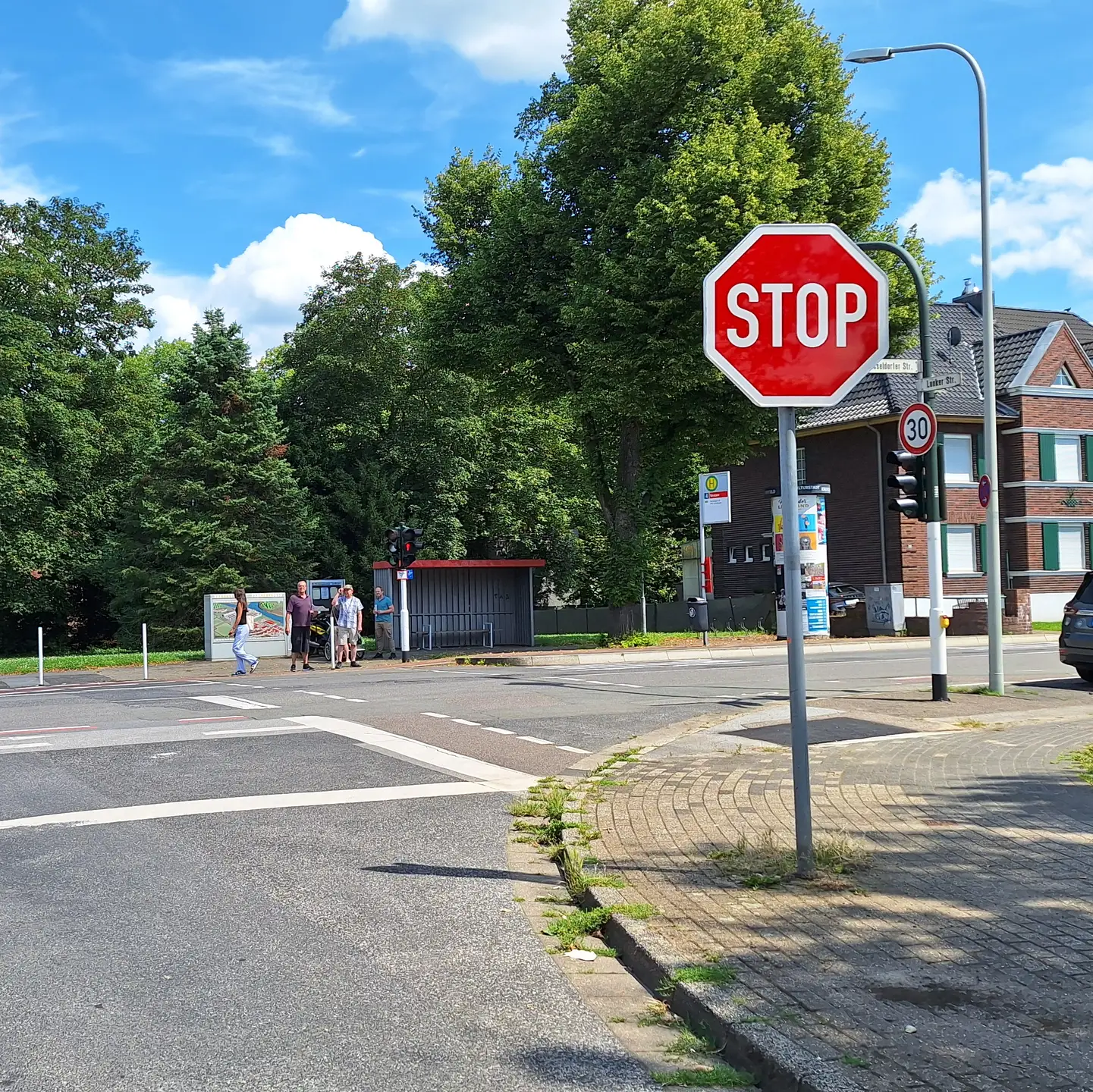 Blick von der Lankerstraße auf die Bushaltestelle und Fussgängerampel,
 inkl. STOP-Schild