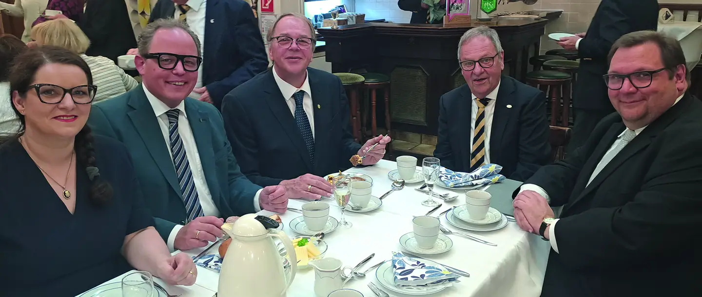 Oberbürgermeister Frank Mayer,
 Bürgermeister Timo Kühn,
 stell. Bezirksvorsteher Ulrich Lohmar beim Jubiläumsempfang