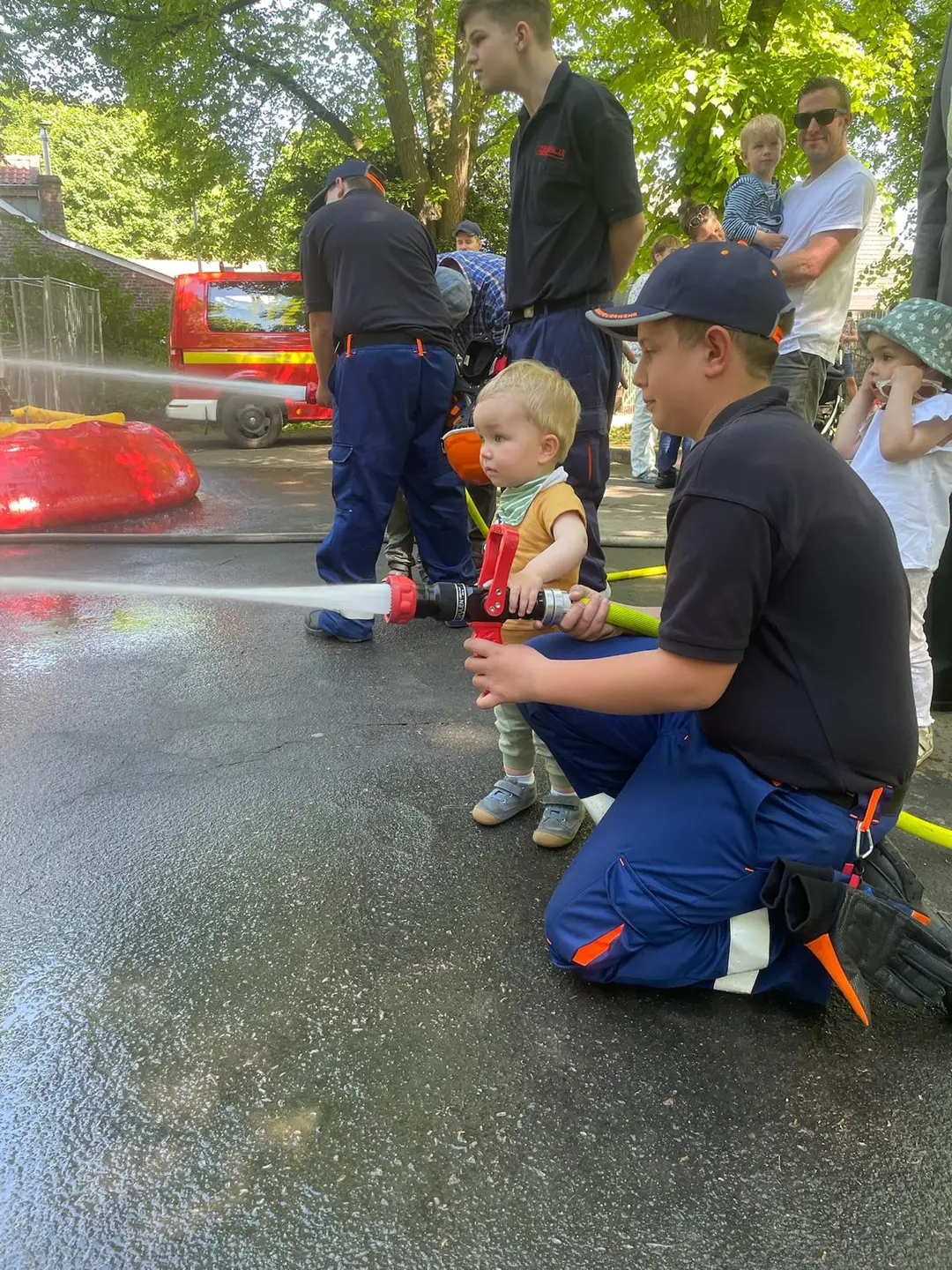 Foto der JF beim Wasserspritzen mit den kleinen Besuchern des Tages