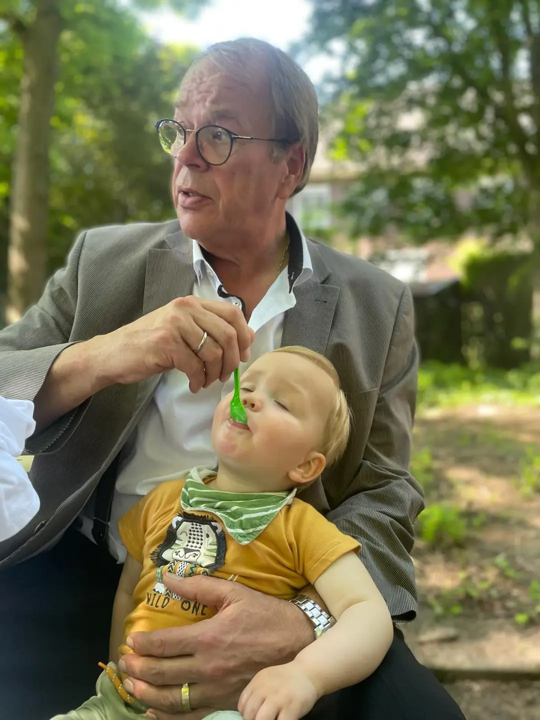 Foto Ulrich Lohmar mit Enkel auf dem Alten Schulhof