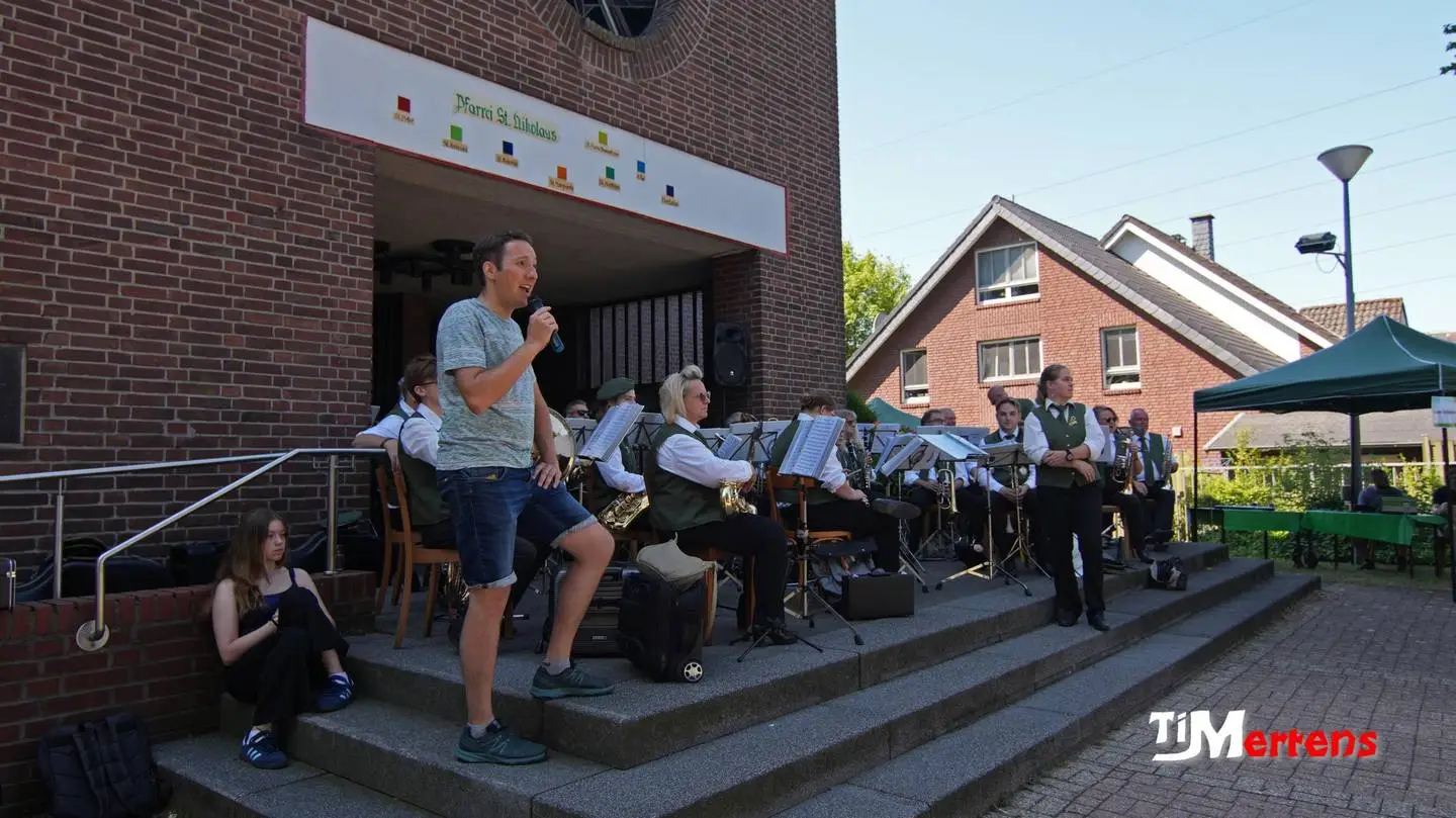 Ansicht von der Straße aus auf die Kirche,
 mit den Ständen und Aufbauten zum Kirchweihfest 2025
