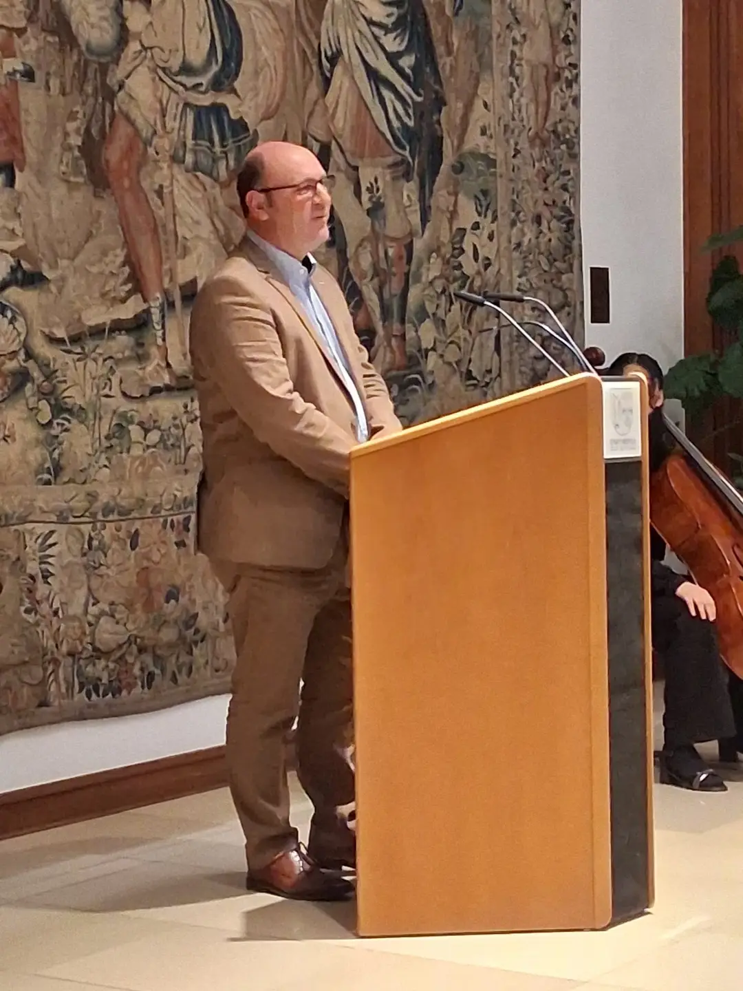 Hans-Peter Riskes am Redepult des Rittersaal beim Erhalt des Stadtsiegel Krefeld