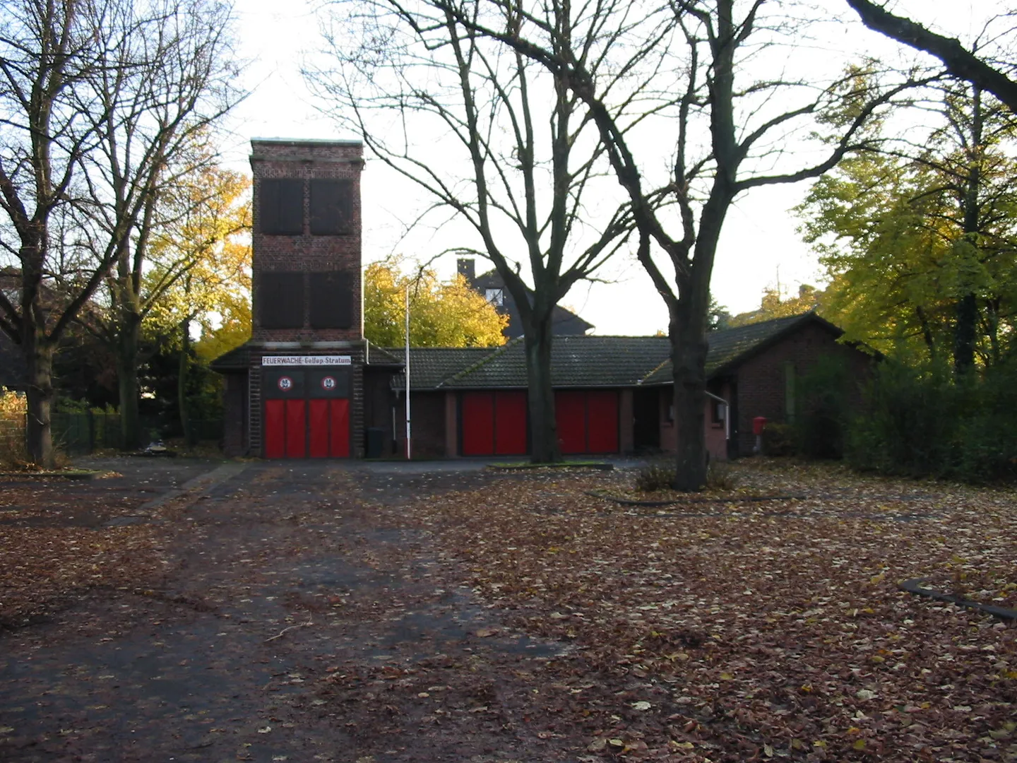 Ansicht des Alten Schulhofs mit der Feuerwache im Herbst 
